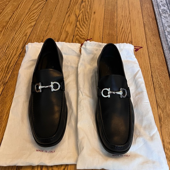 Size 11D Ferragamo men’s loafers. The bit flips over for a black with silver. main image 4